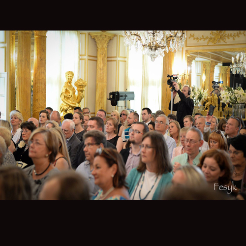 photos - kobieta pracujaca